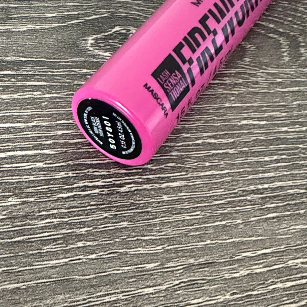 ❤️$2 NWT Maybelline Firework Very Black .15oz Mascara